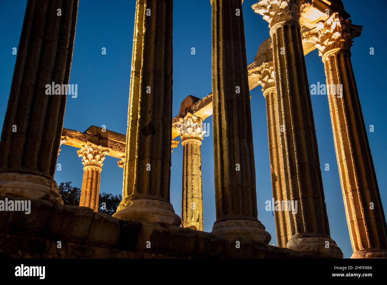 Il Templo de Diana o Templo Romana sul Largo do Conde de Vila Flor nella città vecchia di Evora in Alentejo in Portogallo. Portogallo, Evora, O. Foto Stock