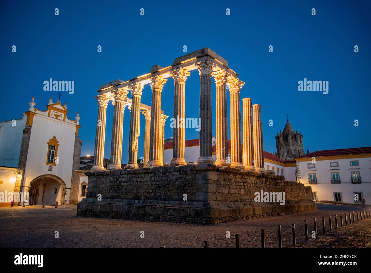 Il Templo de Diana o Templo Romana sul Largo do Conde de Vila Flor nella città vecchia di Evora in Alentejo in Portogallo. Portogallo, Evora, O. Foto Stock