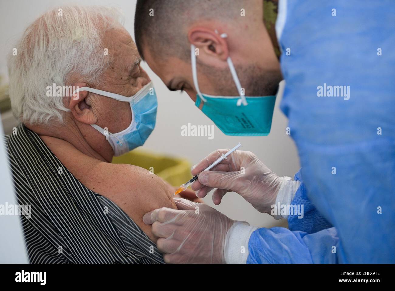 Marco Alpozzi/LaPresse 14 aprile 2021 Torino News apertura del nuovo centro di vaccinazione del Lingotto a Torino. Nella foto: Persone anziane vaccinate al Lingotto con il vaccino Pfizer Foto Stock