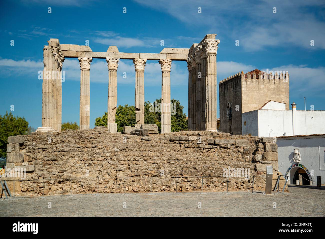 Il Templo de Diana o Templo Romana sul Largo do Conde de Vila Flor nella città vecchia di Evora in Alentejo in Portogallo. Portogallo, Evora, O. Foto Stock