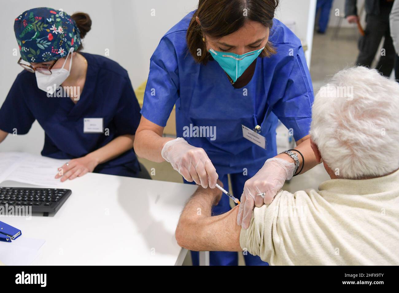 Marco Alpozzi/LaPresse 14 aprile 2021 Torino News apertura del nuovo centro di vaccinazione del Lingotto a Torino. Nella foto: Persone anziane vaccinate al Lingotto con il vaccino Pfizer Foto Stock