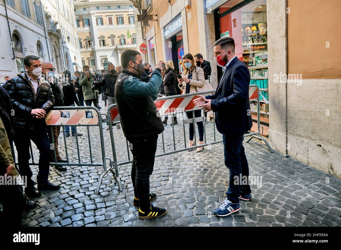 Mauro Scrobogna /LaPresse 15 aprile 2021 Roma, Italia News Casa Pound - conferenza stampa nella foto: Luca Marsella, consigliere comunale di CasaPound, durante l'incontro con la stampa presso Piazza Montecitorio, presidiato dalla polizia Foto Stock