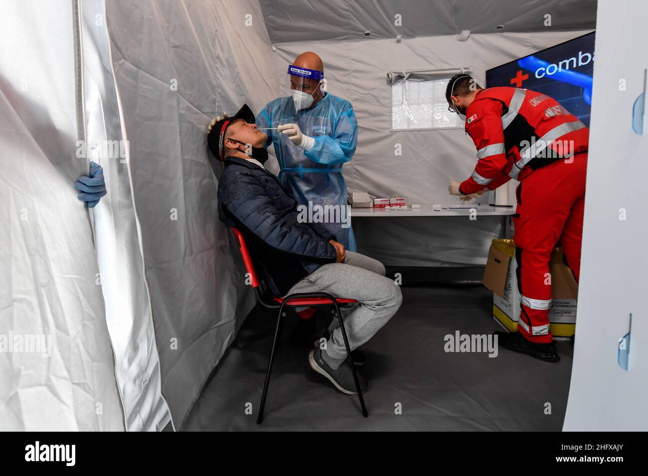 LaPresse - Claudio Furlan Aprile 16 , 2021 Milano ( Italia ) News partenza dalla Stazione Centrale del Covid Frecciarossa treno gratuito e servizio gratuito di tampone per il Covid 19 della Croce Rossa presso l'atrio della stazione Foto Stock