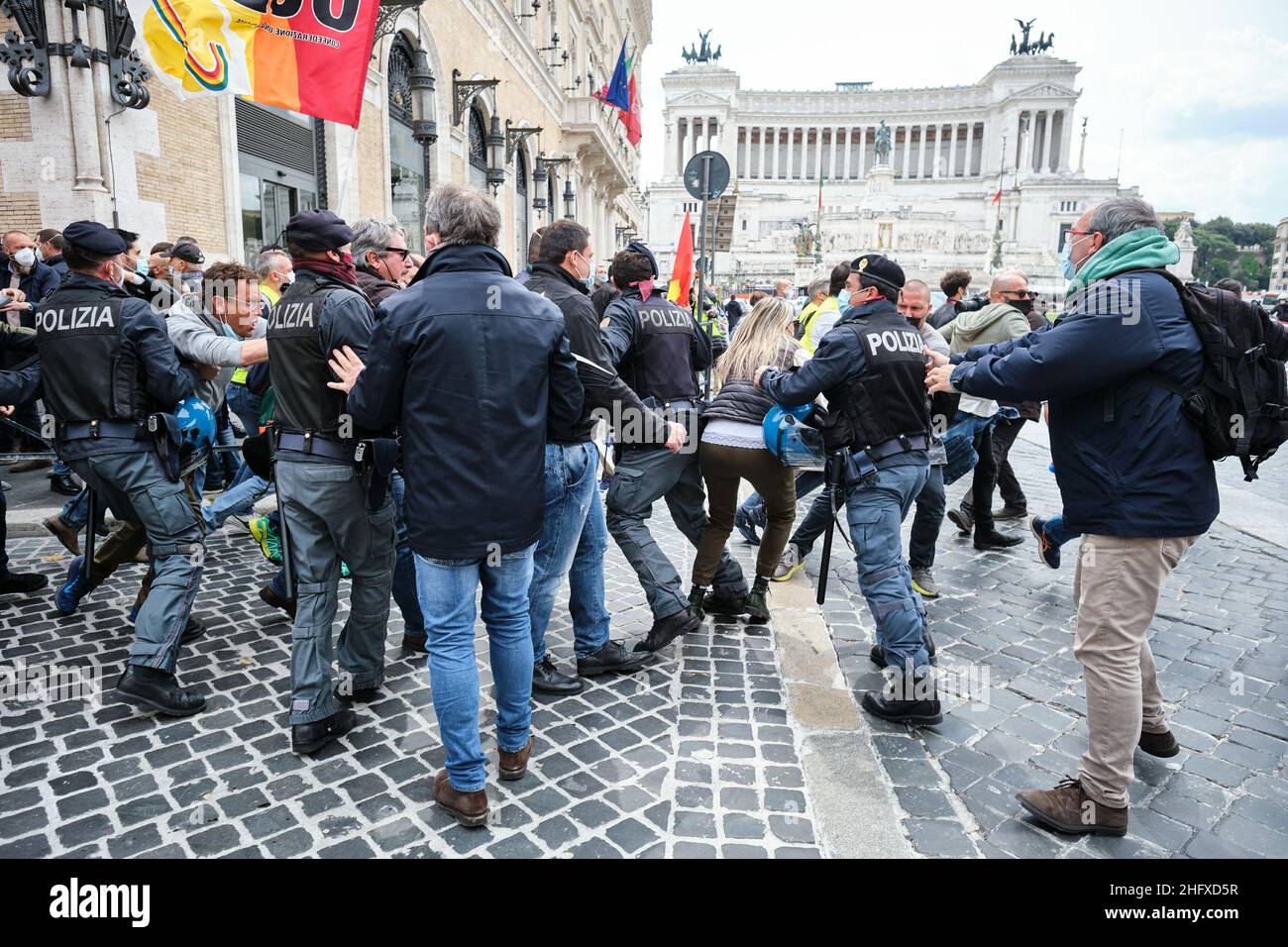 Mauro Scrobogna /LaPresse 21 aprile 2021 Roma, Italia News gli operatori aerei protestano contro possibili licenziamenti Alitalia nella foto: Momenti di tensione con la polizia che non sono in grado di contenere gli operai Alitalia che occupano Piazza Venezia Foto Stock