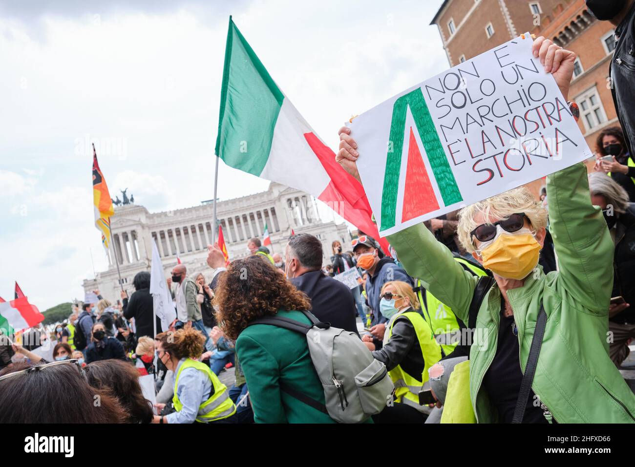 Mauro Scrobogna /LaPresse 21 aprile 2021 Roma, Italia News gli operatori aerei protestano contro possibili licenziamenti Alitalia nella foto: Momenti di tensione con la polizia che non sono in grado di contenere gli operai Alitalia che occupano Piazza Venezia Foto Stock