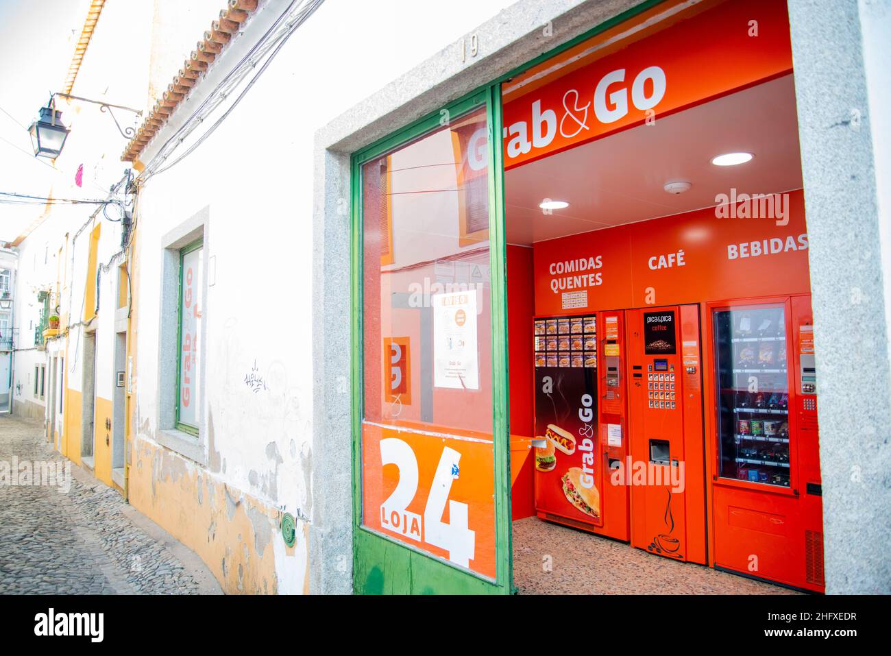 Un negozio di fast food e drink nella città vecchia di Evora ad Alentejo in Portogallo. Portogallo, Evora, ottobre 2021 Foto Stock