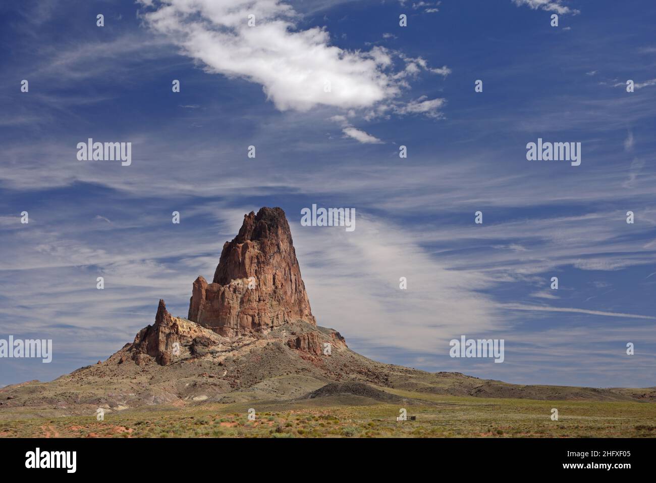 Agathla Peak o Agathlan, un collo vulcanico eroso a sud della Monument Valley, Arizona, USA, si erge a 1500 metri sopra il terreno pianeggiante Foto Stock