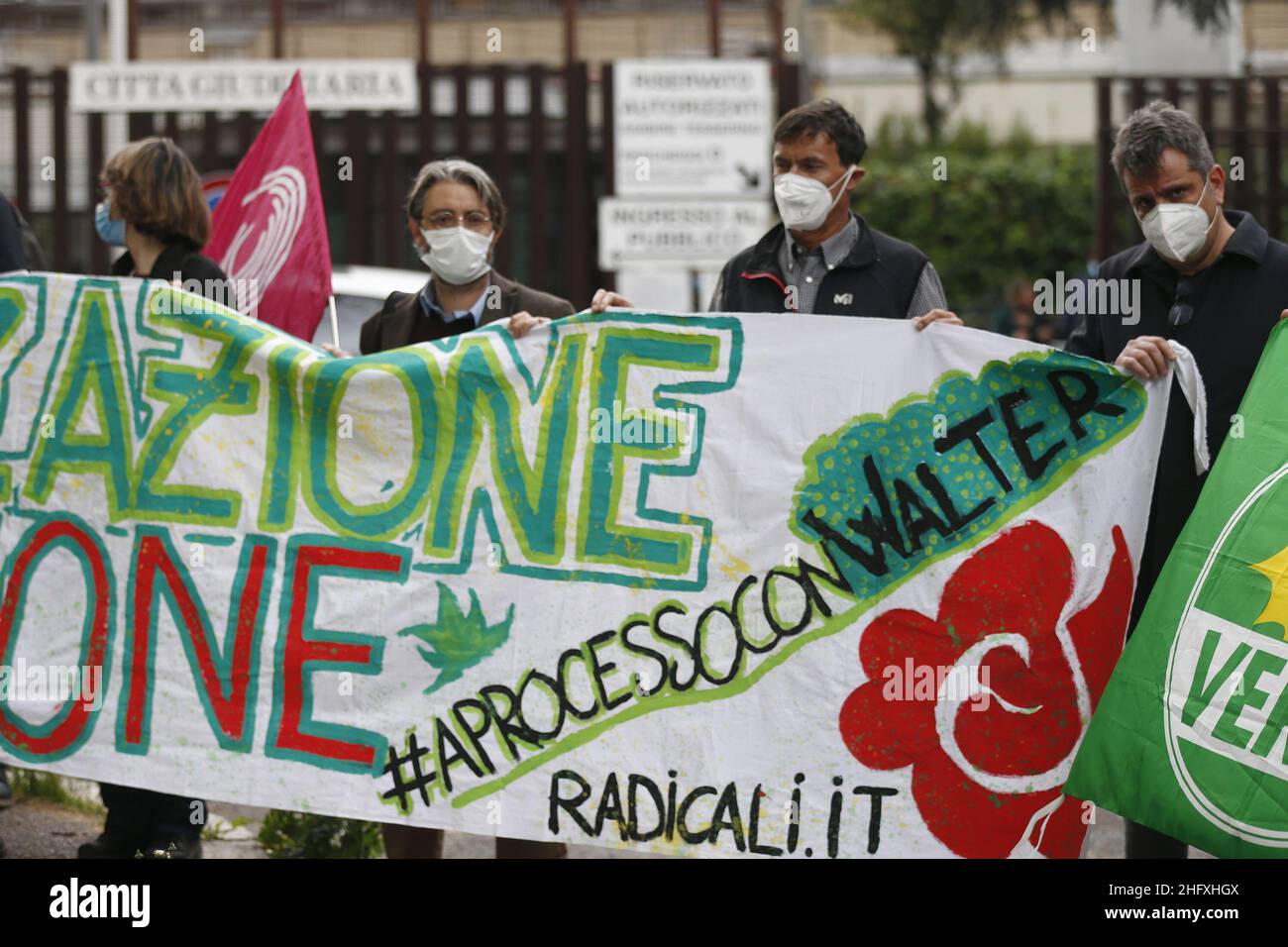 Cecilia Fabiano/ LaPresse Aprile 27 , 2021 Roma (Italia) News : dimostrazione dei radicali italiani davanti alla corte in occasione del processo di Walter De Benedetto nel Pic : la manifestazione antiproibizionista Foto Stock