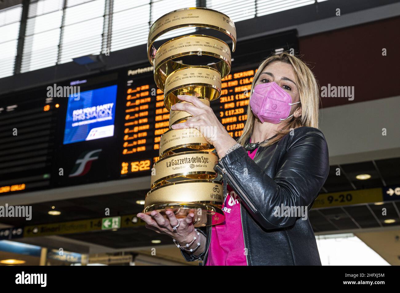 Nicolo campo / LaPresse 29 Aprile 2021, Torino (Italia) Sport Ferrovie dello Stato, Frecciarossa trip del Trofeo senza fine del giro d’Italia dalla stazione Torino porta Nuova a Milano Centrale nella foto: Melania Bifaro e Trofeo senza fine Foto Stock
