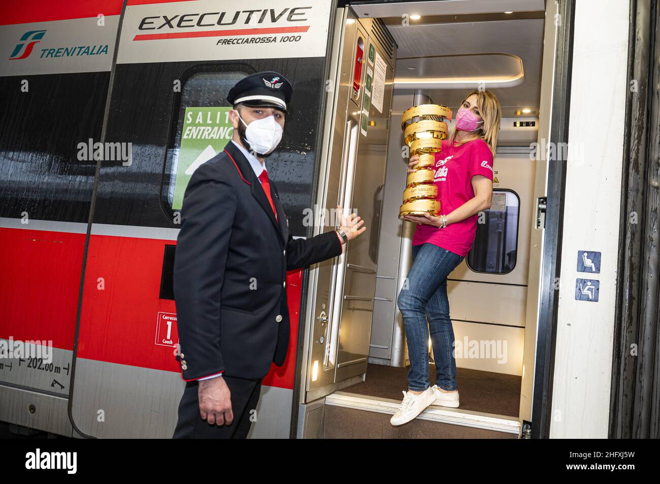 Nicolo campo / LaPresse 29 Aprile 2021, Torino (Italia) Sport Ferrovie dello Stato, Frecciarossa trip del Trofeo senza fine del giro d’Italia dalla stazione Torino porta Nuova a Milano Centrale nella foto: Melania Bifaro e Trofeo senza fine Foto Stock