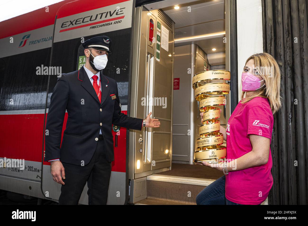 Nicolo campo / LaPresse 29 Aprile 2021, Torino (Italia) Sport Ferrovie dello Stato, Frecciarossa trip del Trofeo senza fine del giro d’Italia dalla stazione Torino porta Nuova a Milano Centrale nella foto: Melania Bifaro e Trofeo senza fine Foto Stock