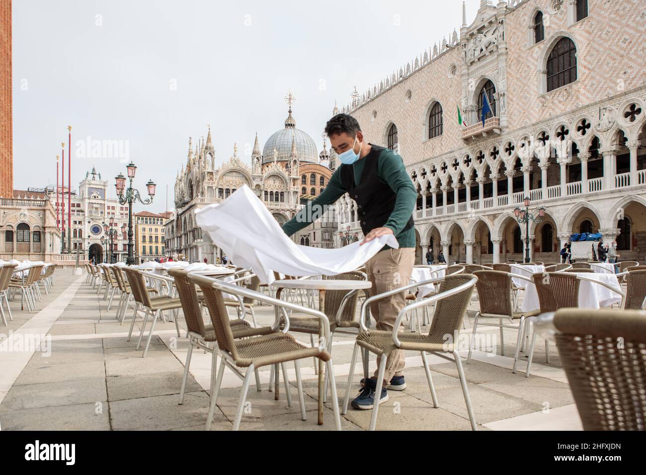 Foto Filippo Ciappi/LaPressecronaca 1- 05-2021 Venezia - ItaliaCoronavirus, primo week-end di riapertura nel centro storico di VeneziaNella Foto apertura del caffè ChioggiaPhoto Filippo Ciappi/LaPresseNews 01 Maggio 2021 Vénice - Italia Coronavirus, primo fine settimana di riapertura nel centro storico di Venere#xe8 Foto Stock