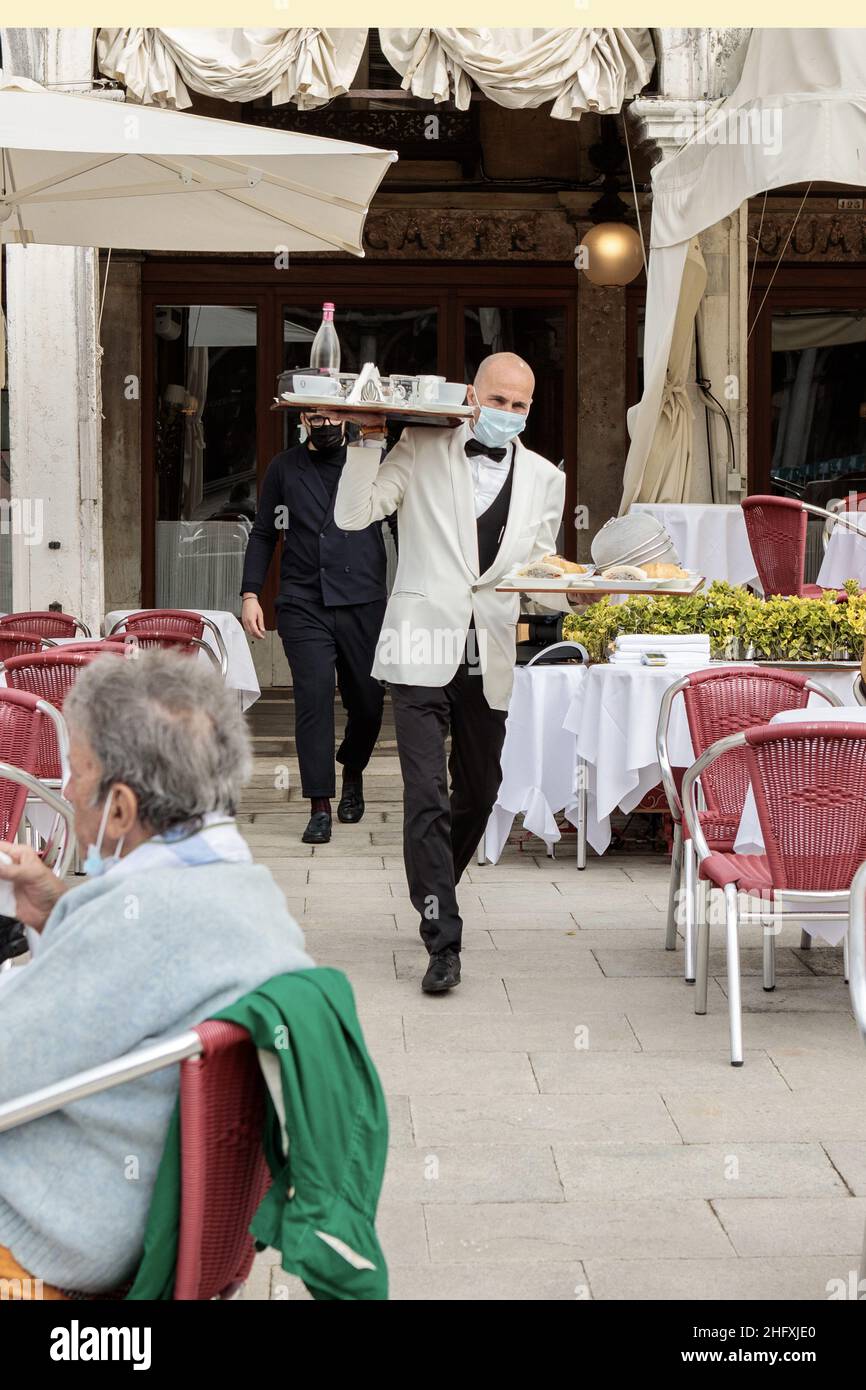 Foto Filippo Ciappi/LaPressecronaca 1- 05-2021 Venezia - ItaliaCoronavirus, primo week-end di riapertura nel centro storico di VeneziaNella Foto apertura del caff&#xe8; quadri in Piazza San MarcoPhoto Filippo Ciappi/LaPresseNews 01 maggio 2021 Vénice - Italia Coronavirus, primo fine settimana di riapertura nel centro storico di VeniceIn#xe8; Quadri in Piazza San Marco Foto Stock