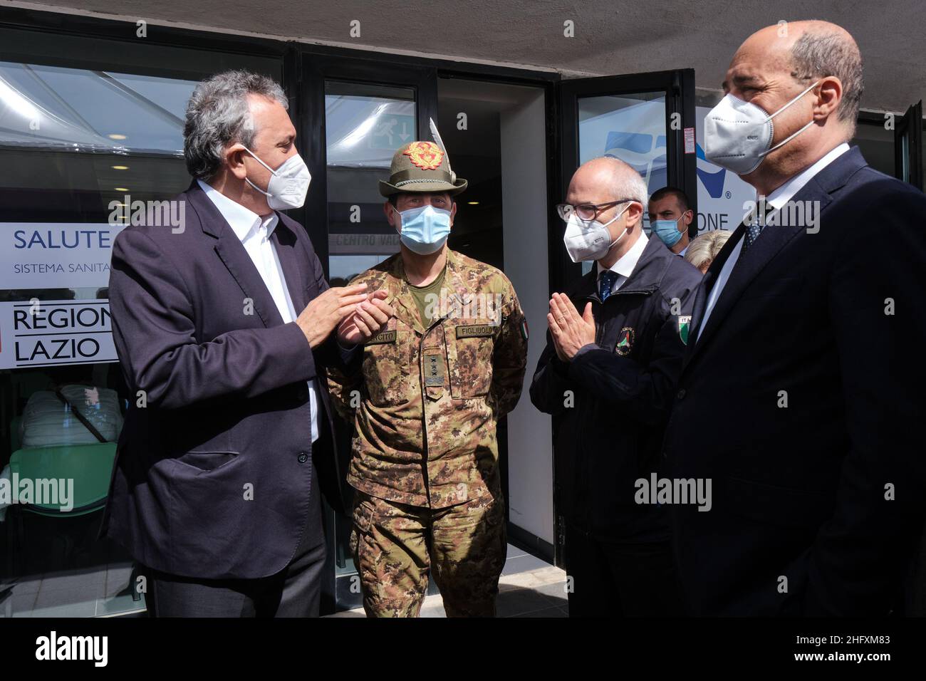 Mauro Scrobogna /LaPresse May 03, 2021&#xa0; Rome, Italy News Coronavirus, Health Emergency - Ostia fin vaccination hub nella foto: Il presidente della federazione italiana del nuoto, Paolo Barelli, Commissario straordinario per l'emergenza generale del Covid-19 Francesco Paolo Figliuolo, Capo del Dipartimento della protezione civile, Fabrizio Curcio, presidente della Regione Lazio, Nicola Zingaretti in occasione dell'inaugurazione dell'hub di vaccinazione all'interno del Centro Federnuoto fin di Ostia Foto Stock