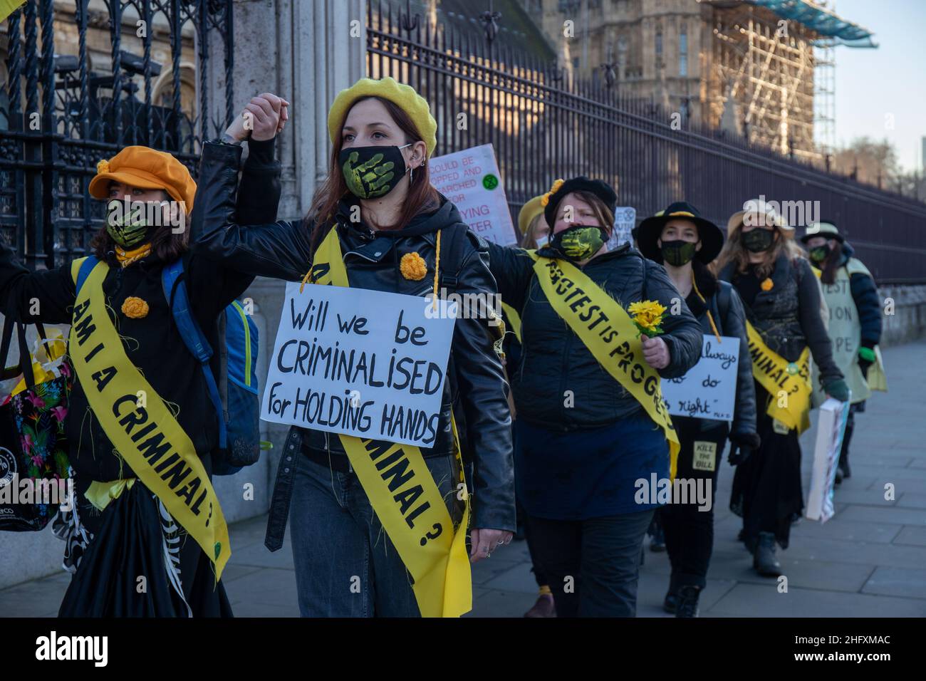 LONDRA, Regno Unito 17th gennaio 2022. Women's and FINT Kill la protesta Bill vestita come suffragettes su College Green come la Camera dei Lord vota sulla polizia, crimine, condanna e tribunale Bill Foto Stock