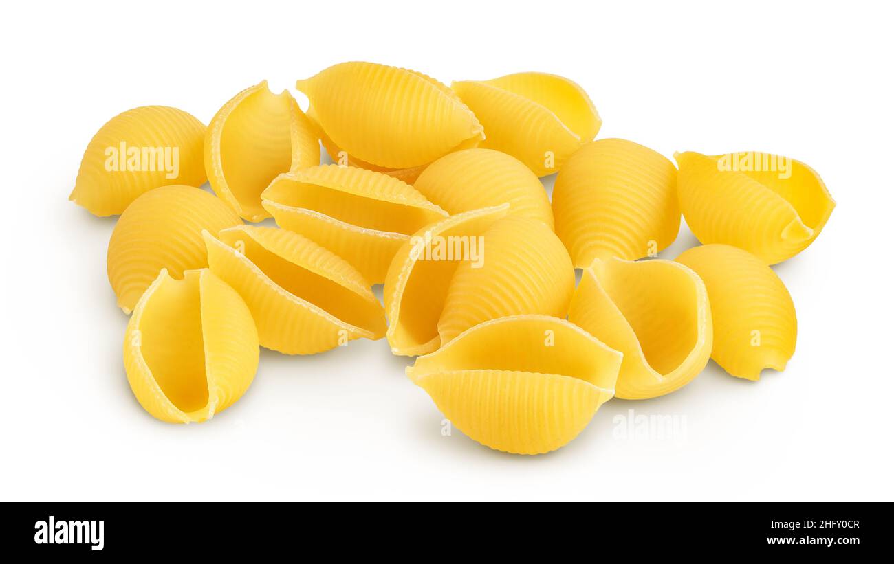 conchiglie secche non cotte. Pasta cruda con guscio organico isolata su fondo bianco con percorso di taglio e profondità di campo Foto Stock