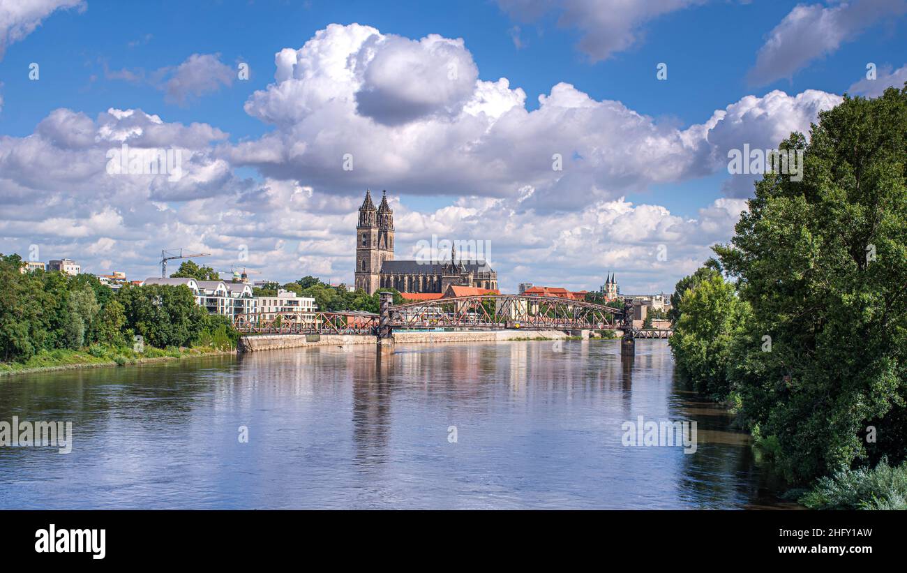 Magdeburg, Ansicht des Doms und der Elbe bei Tag im Sommer mit Sommerwolken und blauem Himmel Foto Stock