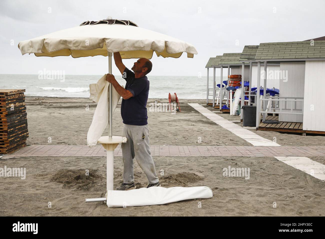 Cecilia Fabiano/LaPresse 14 maggio 2021 Roma (Italia) News apertura della stagione balneare sulla costa Rom a Pic : si stanno preparando le strutture balneari di Ostia Foto Stock