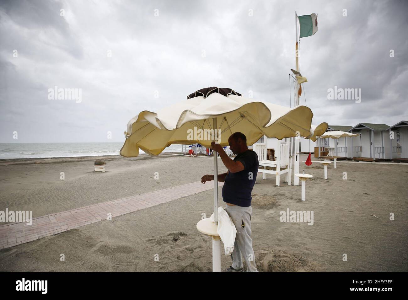 Cecilia Fabiano/LaPresse 14 maggio 2021 Roma (Italia) News apertura della stagione balneare sulla costa Rom a Pic : si stanno preparando le strutture balneari di Ostia Foto Stock