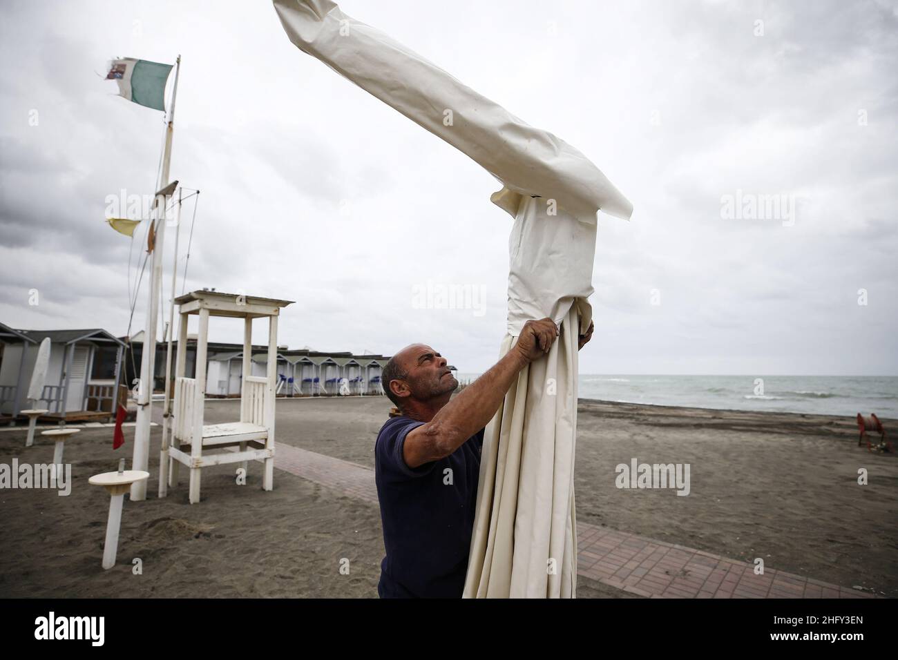 Cecilia Fabiano/LaPresse 14 maggio 2021 Roma (Italia) News apertura della stagione balneare sulla costa Rom a Pic : si stanno preparando le strutture balneari di Ostia Foto Stock