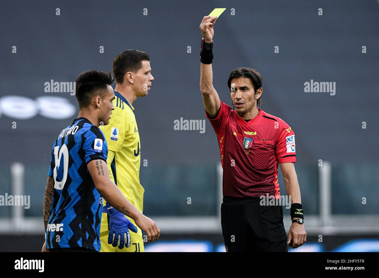 Foto Piero Crociatti / LaPresse 15/05/21 - Torino, Italia Sport, Calcio Juventus vs Inter - Campionato italiano di calcio Serie A TIM 2020-2021 - Stadio Allianz nella foto: Lautaro Mart&#xed;nez cartellino giallo Foto Piero Crociatti / LaPresse 15/05/21 - Torino, Italia Sport, Calcio Juventus vs Inter - Campionato Italiano di Calcio 2020-2021 allo Stadio Allianz nella foto: Lautaro Mart&#xed;nez Foto Stock