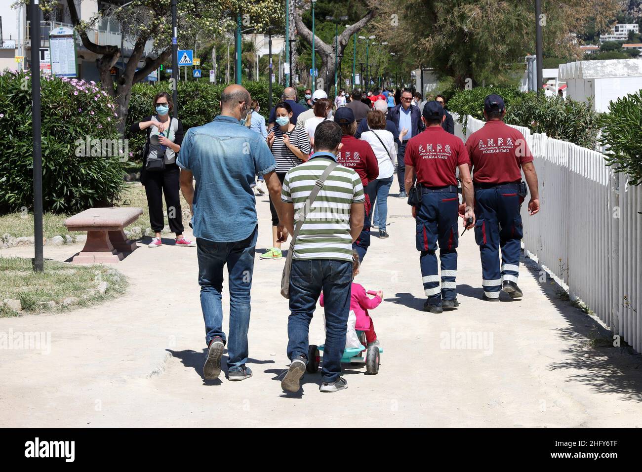 Foto Alberto lo Bianco/LaPresse 16-05-2021 Mondello (PA) Cronaca A Palermo nell’ultima domenica di zona arancione si respira già aria d’estate. Scaduta l’ordinanza del sindaco Leoluca Orlando che visita l’accesso ai litorali nel weekend, lotti palermitani hanno così appropriato del bel tempo per i recarsi in spiaggia a Mondello. Nella foto: tanta gente a passeggio nel lungo mare di Mondello Foto Alberto lo Bianco/LaPresse 16 maggio 2021 Mondello (PA) News ultimo giorno della zona arancione in Sicilia. A Mondello, 30 gradi e la spiaggia è piena di persone. Foto Stock