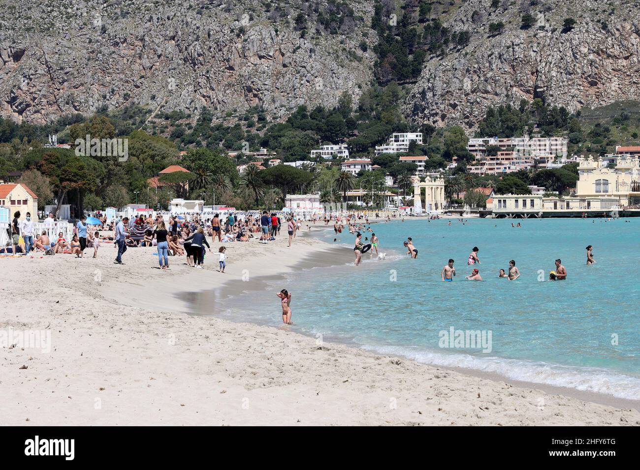 Foto Alberto lo Bianco/LaPresse 16-05-2021 Mondello (PA) Cronaca A Palermo nell’ultima domenica di zona arancione si respira già aria d’estate. Scaduta l’ordinanza del sindaco Leoluca Orlando che visita l’accesso ai litorali nel weekend, lotti palermitani hanno così appropriato del bel tempo per i recarsi in spiaggia a Mondello. Nella foto: spiaggia piana, pochissimi controlli Foto Alberto lo Bianco/LaPresse 16 maggio 2021 Mondello (PA) News ultimo giorno della zona arancione in Sicilia. A Mondello, 30 gradi e la spiaggia è piena di persone. Foto Stock