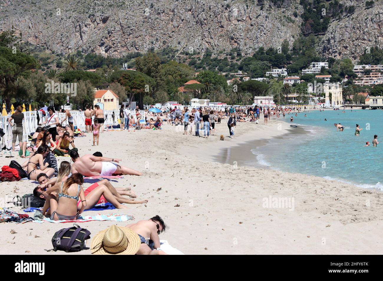 Foto Alberto lo Bianco/LaPresse 16-05-2021 Mondello (PA) Cronaca A Palermo nell’ultima domenica di zona arancione si respira già aria d’estate. Scaduta l’ordinanza del sindaco Leoluca Orlando che visita l’accesso ai litorali nel weekend, lotti palermitani hanno così appropriato del bel tempo per i recarsi in spiaggia a Mondello. Nella foto: spiaggia piana, pochissimi controlli Foto Alberto lo Bianco/LaPresse 16 maggio 2021 Mondello (PA) News ultimo giorno della zona arancione in Sicilia. A Mondello, 30 gradi e la spiaggia è piena di persone. Foto Stock