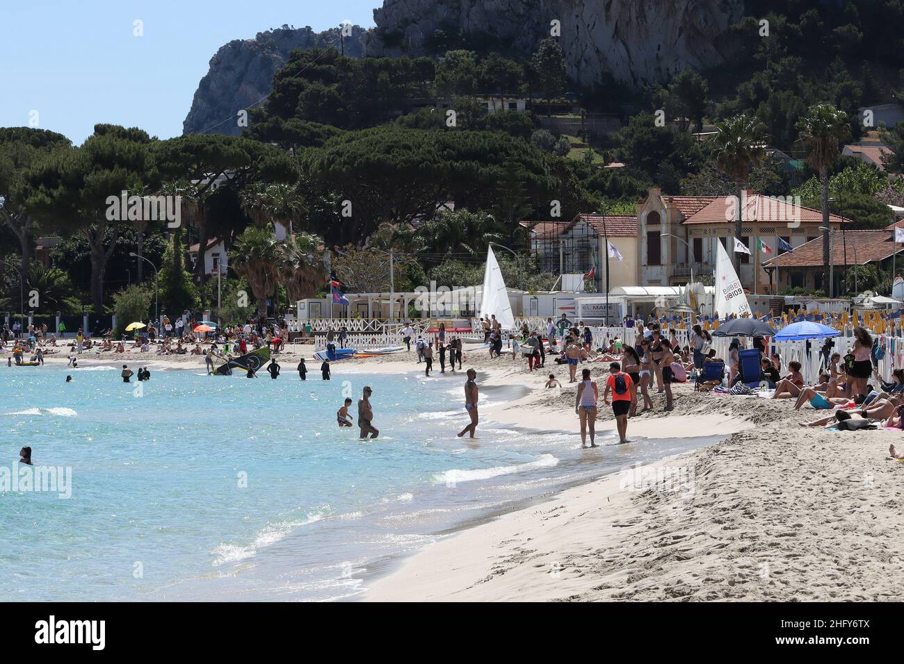 Foto Alberto lo Bianco/LaPresse 16-05-2021 Mondello (PA) Cronaca A Palermo nell’ultima domenica di zona arancione si respira già aria d’estate. Scaduta l’ordinanza del sindaco Leoluca Orlando che visita l’accesso ai litorali nel weekend, lotti palermitani hanno così appropriato del bel tempo per i recarsi in spiaggia a Mondello. Nella foto: spiaggia piana, pochissimi controlli Foto Alberto lo Bianco/LaPresse 16 maggio 2021 Mondello (PA) News ultimo giorno della zona arancione in Sicilia. A Mondello, 30 gradi e la spiaggia è piena di persone. Foto Stock