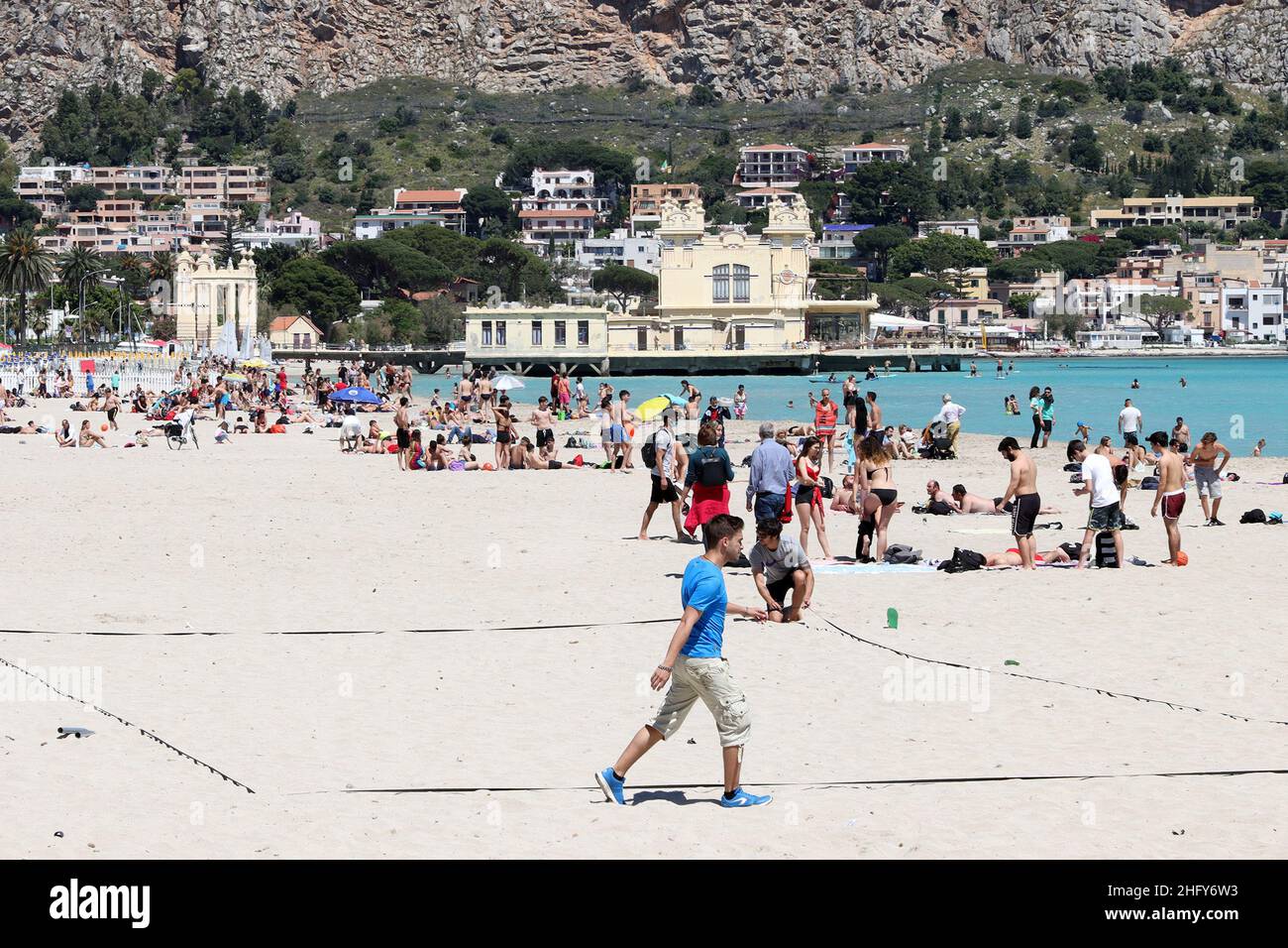 Foto Alberto lo Bianco/LaPresse 16-05-2021 Mondello (PA) Cronaca A Palermo nell’ultima domenica di zona arancione si respira già aria d’estate. Scaduta l’ordinanza del sindaco Leoluca Orlando che visita l’accesso ai litorali nel weekend, lotti palermitani hanno così appropriato del bel tempo per i recarsi in spiaggia a Mondello. Nella foto: spiaggia piana, pochissimi controlli Foto Alberto lo Bianco/LaPresse 16 maggio 2021 Mondello (PA) News ultimo giorno della zona arancione in Sicilia. A Mondello, 30 gradi e la spiaggia è piena di persone. Foto Stock