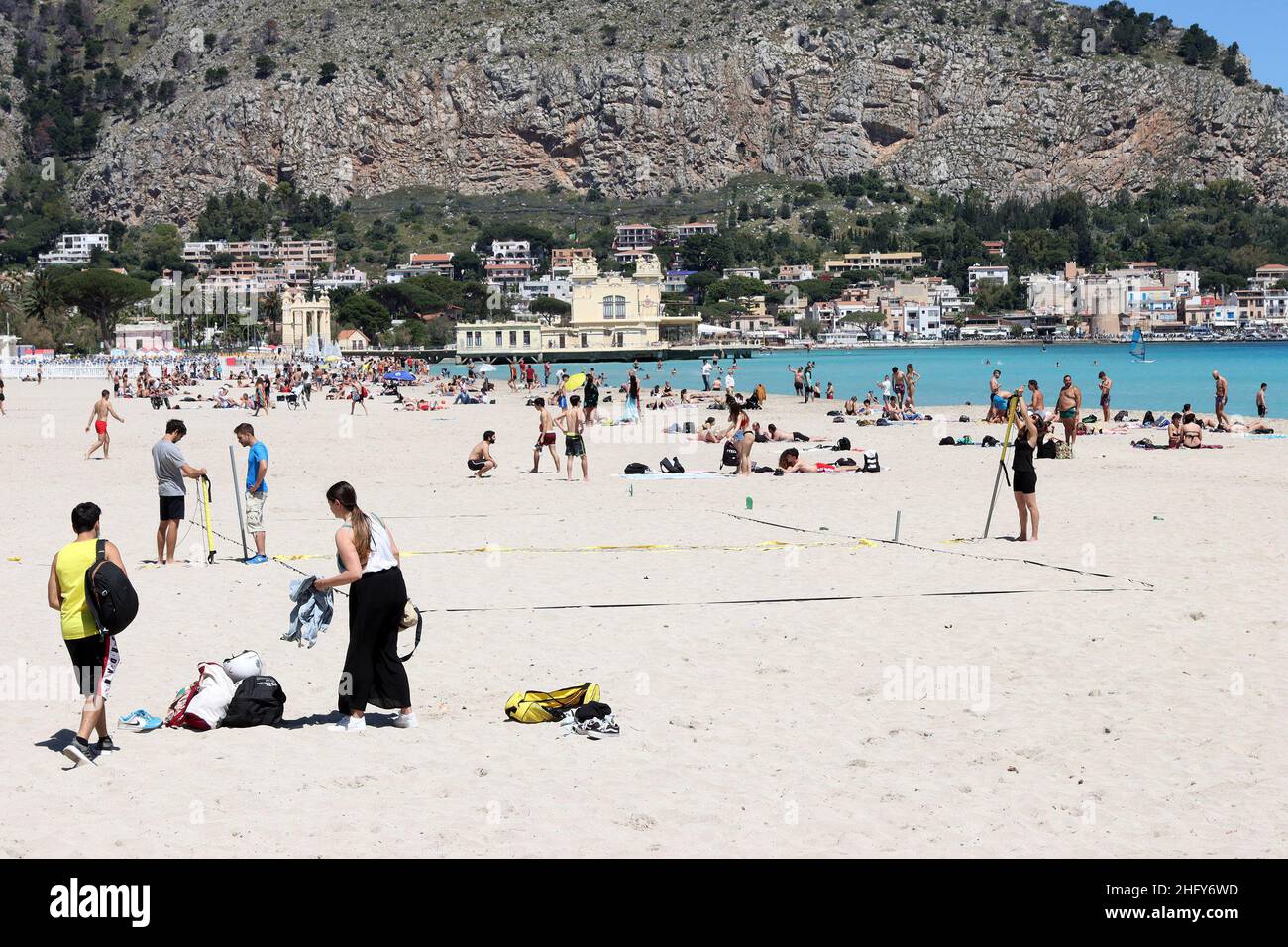 Foto Alberto lo Bianco/LaPresse 16-05-2021 Mondello (PA) Cronaca A Palermo nell’ultima domenica di zona arancione si respira già aria d’estate. Scaduta l’ordinanza del sindaco Leoluca Orlando che visita l’accesso ai litorali nel weekend, lotti palermitani hanno così appropriato del bel tempo per i recarsi in spiaggia a Mondello. Nella foto: spiaggia piana, pochissimi controlli Foto Alberto lo Bianco/LaPresse 16 maggio 2021 Mondello (PA) News ultimo giorno della zona arancione in Sicilia. A Mondello, 30 gradi e la spiaggia è piena di persone. Foto Stock