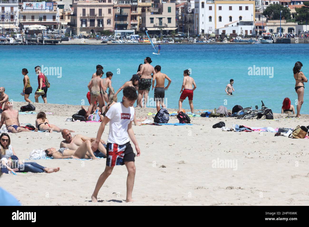 Foto Alberto lo Bianco/LaPresse 16-05-2021 Mondello (PA) Cronaca A Palermo nell’ultima domenica di zona arancione si respira già aria d’estate. Scaduta l’ordinanza del sindaco Leoluca Orlando che visita l’accesso ai litorali nel weekend, lotti palermitani hanno così appropriato del bel tempo per i recarsi in spiaggia a Mondello. Nella foto: spiaggia piana, pochissimi controlli Foto Alberto lo Bianco/LaPresse 16 maggio 2021 Mondello (PA) News ultimo giorno della zona arancione in Sicilia. A Mondello, 30 gradi e la spiaggia è piena di persone. Foto Stock