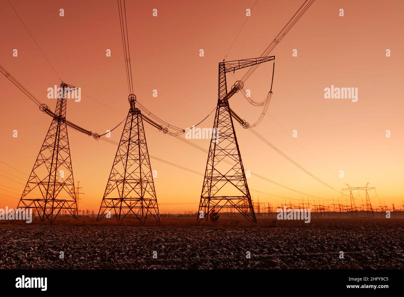 Grandi linee elettriche contro il bellissimo cielo del tramonto Foto Stock