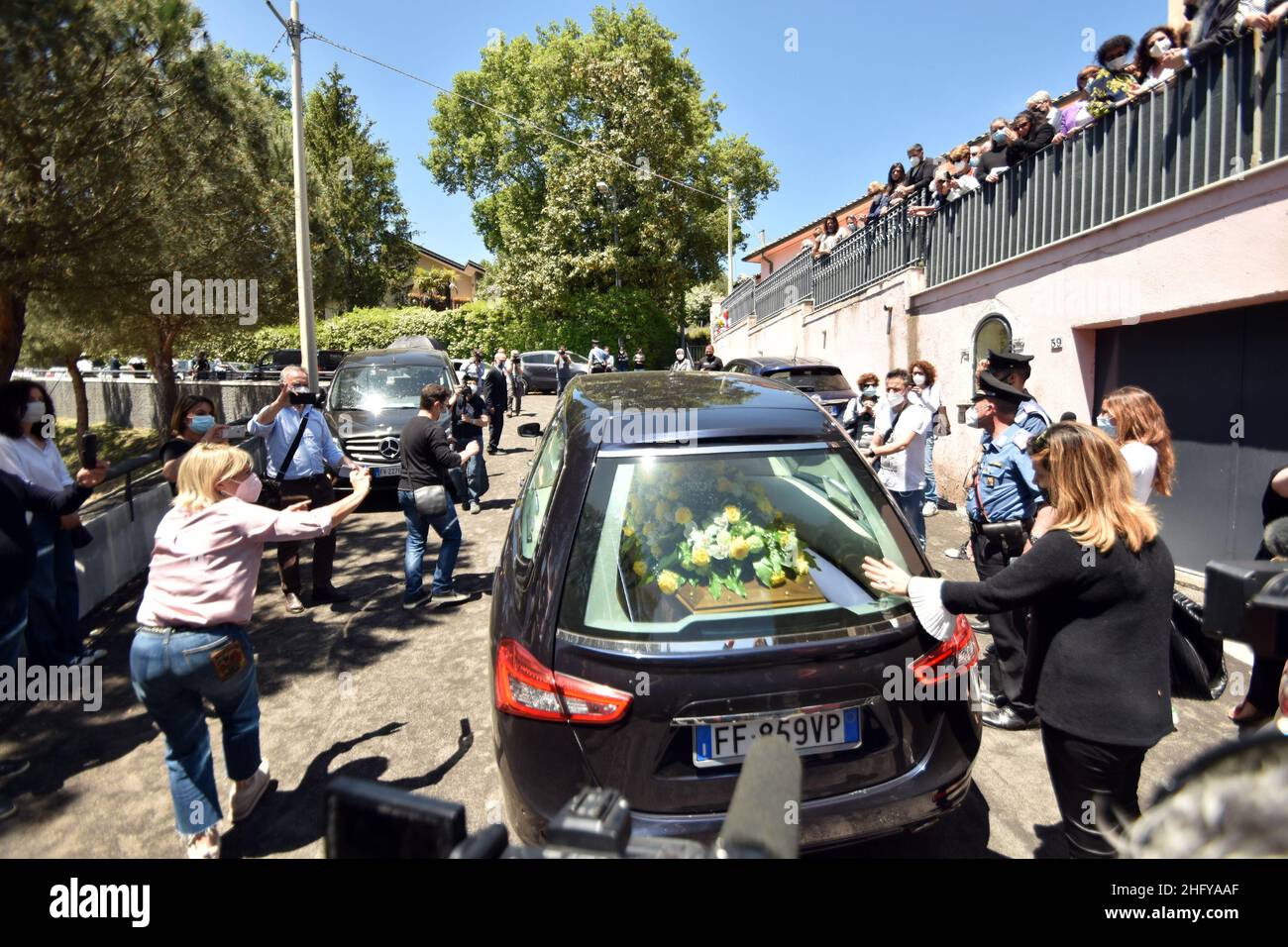 Foto Andrea di Grazia/LaPresse 19-5-2021 Cronaca Milo (CT) Funerali di Franco Battiato nella sua casa di Milo nella Foto il feretro lascia la casa Foto Andrea di Grazia/LaPresse 19-5-2021 news Funerale di Franco Battiato nella sua casa a Milo nella bara pic Foto Stock