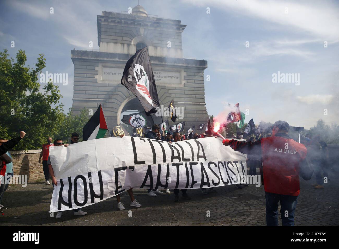 Cecilia Fabiano/ LaPresse Maggio 22 , 2021 Roma (Italia) News : manifestazione forza Nuova a Ponte Milvio contro l'antifascismo nel Pic : i manifestanti dell'organizzazione di estrema destra di fronte alla porta di Ponte Milvio elogiano il fascismo Foto Stock