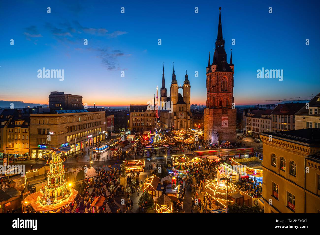 Weihnachtsmarkt in Halle an der Saale von oben mit historischer Stadtansicht, Roter Turm, Marktkirche und Sonnenuntergang Foto Stock