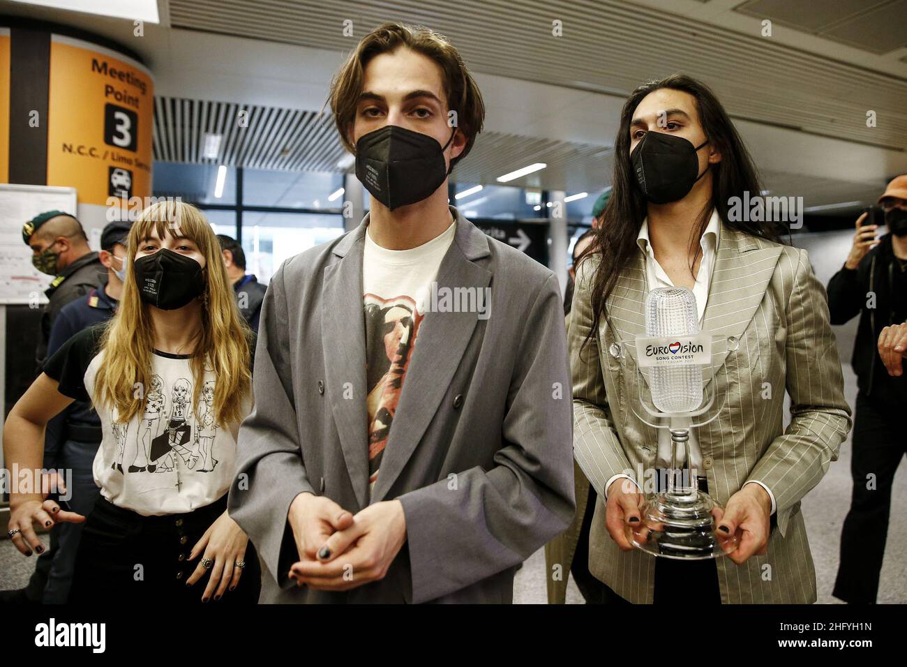 Foto Cecilia Fabiano/ LaPresse 23 Maggio 2021 Roma (Italia) Cronaca : Arrivo dei Maneskin all’aeroporto di Fiumicino dopo la vittoria all’Eurovision Song Contest nella Foto Cecilia Fabiano/ LaPresse Maggio 23 , 2021 Roma (Italia) News : Maneskin arriva all'aeroporto di Fiumicino dopo la vittoria al Concorso Eurovisione Song nel Pic : Victoria De Angelis, Damiano David, e Ethan Torchio Foto Stock