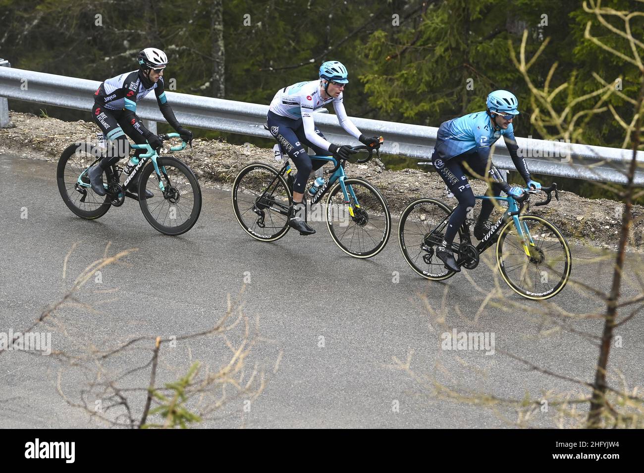 Fabio Ferrari/LaPresse 24 maggio 2021 Italia Sport Cycling giro d'Italia 2021 - edizione 104th - Stage 16 - da Sacile a Cortina D'Ampezzo nella foto: YATES Simon Philip (GBR) (TEAM BIKEEXCHANGE) VLASOV Aleksandr (RUS) (ASTANA - PREMIER TECH) IZAGIRRE INSAUSTI Gorka (ESP) (PREMIER) Foto Stock