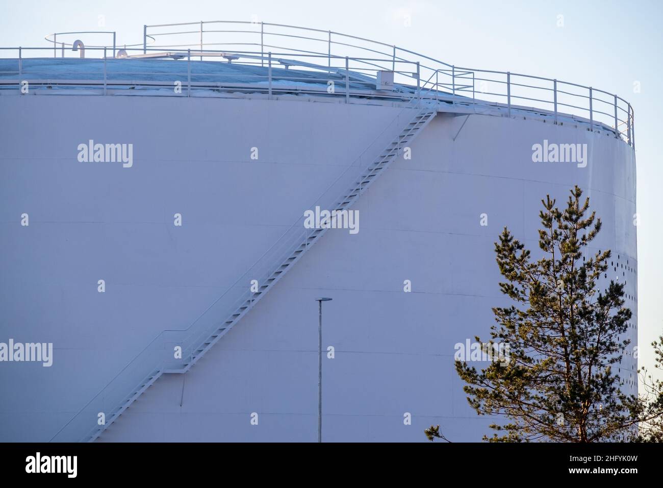 Helsinki / Finlandia - 13 GENNAIO 2022: Primo piano di una petroliera abbandonata. Foto Stock