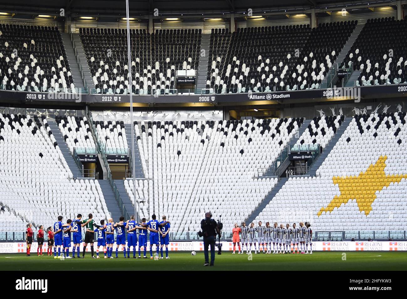 Nicolo campo / LaPresse 25 maggio 2021, Torino (Italia) Sport - Football Partita del cuore 2021 - campioni per la ricerca vs Italia nazionale cantanti squadra di calcio nella foto: Minuto di silenzio per le vittime di Mottarone Foto Stock