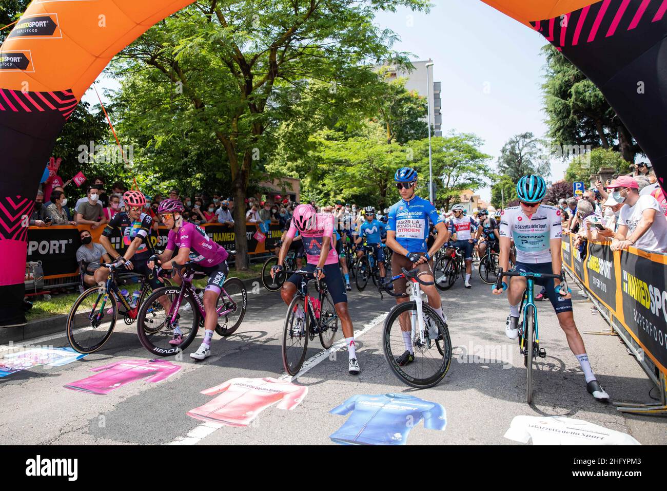 Alessandro Bremec/LaPresse 28 maggio 2021 Italia Sport Cycling giro d'Italia 2021 - edizione 104th - Stage 19 - da Abbiategrasso ad Alpe di Mera nella foto: Inizio Foto Stock