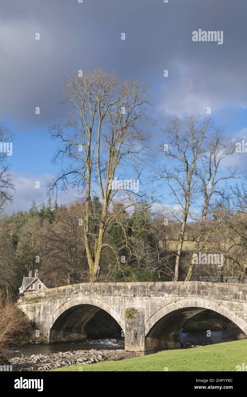 Ponte di pietra sulle acque reflue, Langholm, Dumfries e Galloway, Scozia Foto Stock