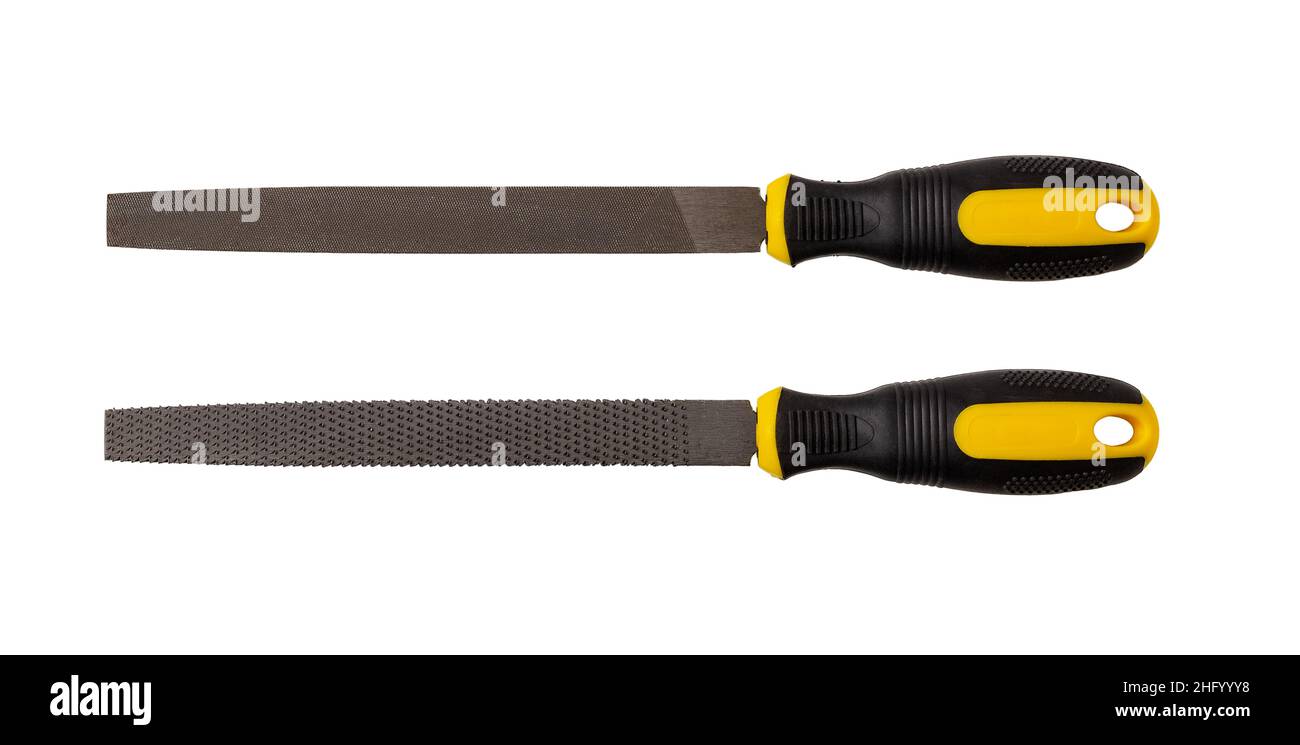 Due lime piatte in acciaio con manici in gomma isolati su sfondo bianco. Lima piatta a doppio taglio e raspa grossa per la lavorazione di legno e metalli. Attrezzatura. Foto Stock