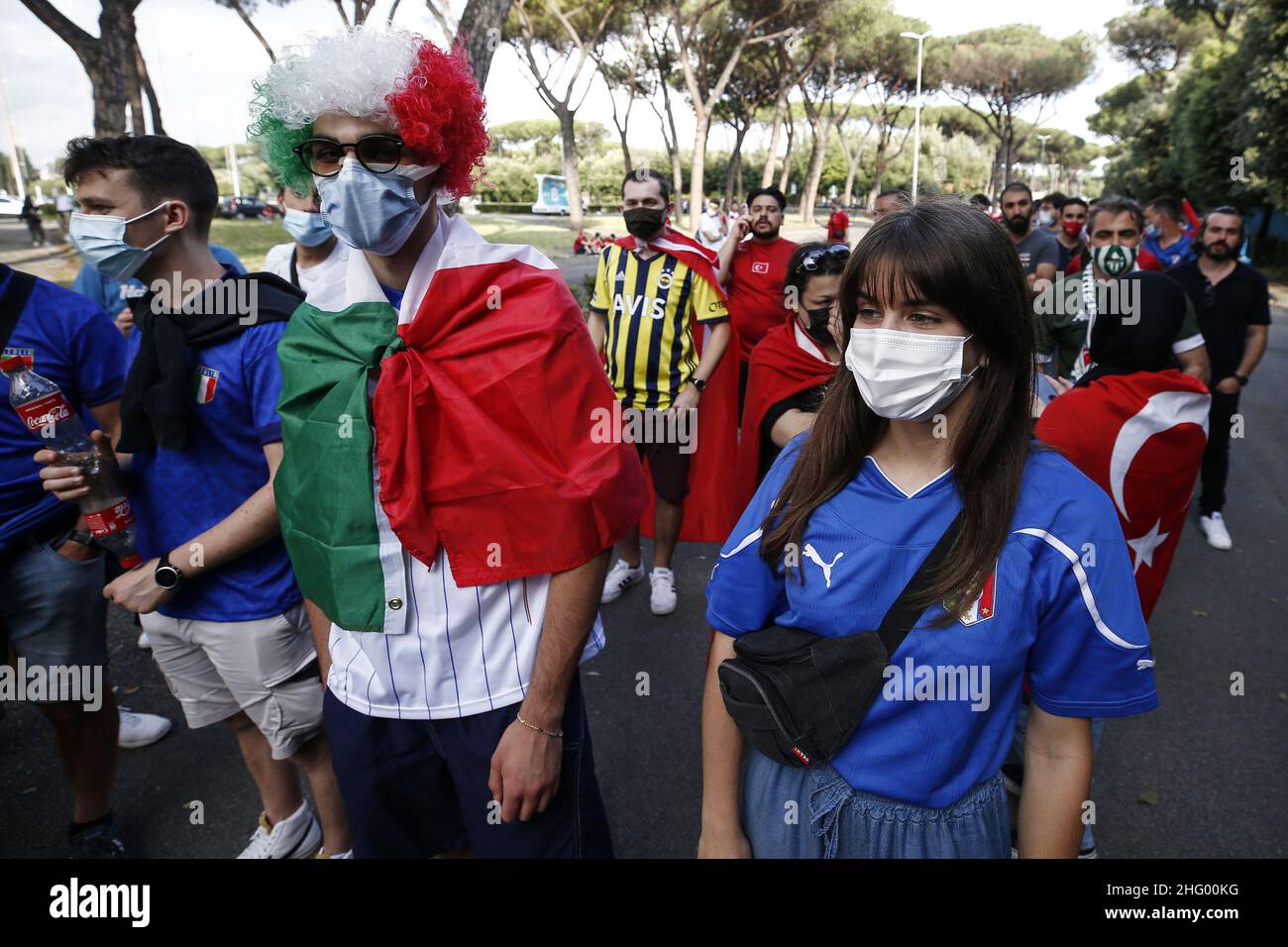 Foto Cecilia Fabiano/ LaPresse 11 Giugno 2021 Roma (Italia) Sport Calcio UEFA 2020 la prima parte in presenza post convivd allo stadio Olimpico nella Foto : i tifosi all’entrata dello stadio Foto Cecilia Fabiano/ LaPresse Giugno 11 , 2021 Roma (Italia) Sport Soccer UEFA 2020 prima partita di calcio dopo covid restrizione nello stadio Olimpico del Pic : i tifosi di fronte allo stadio Olimpico Foto Stock