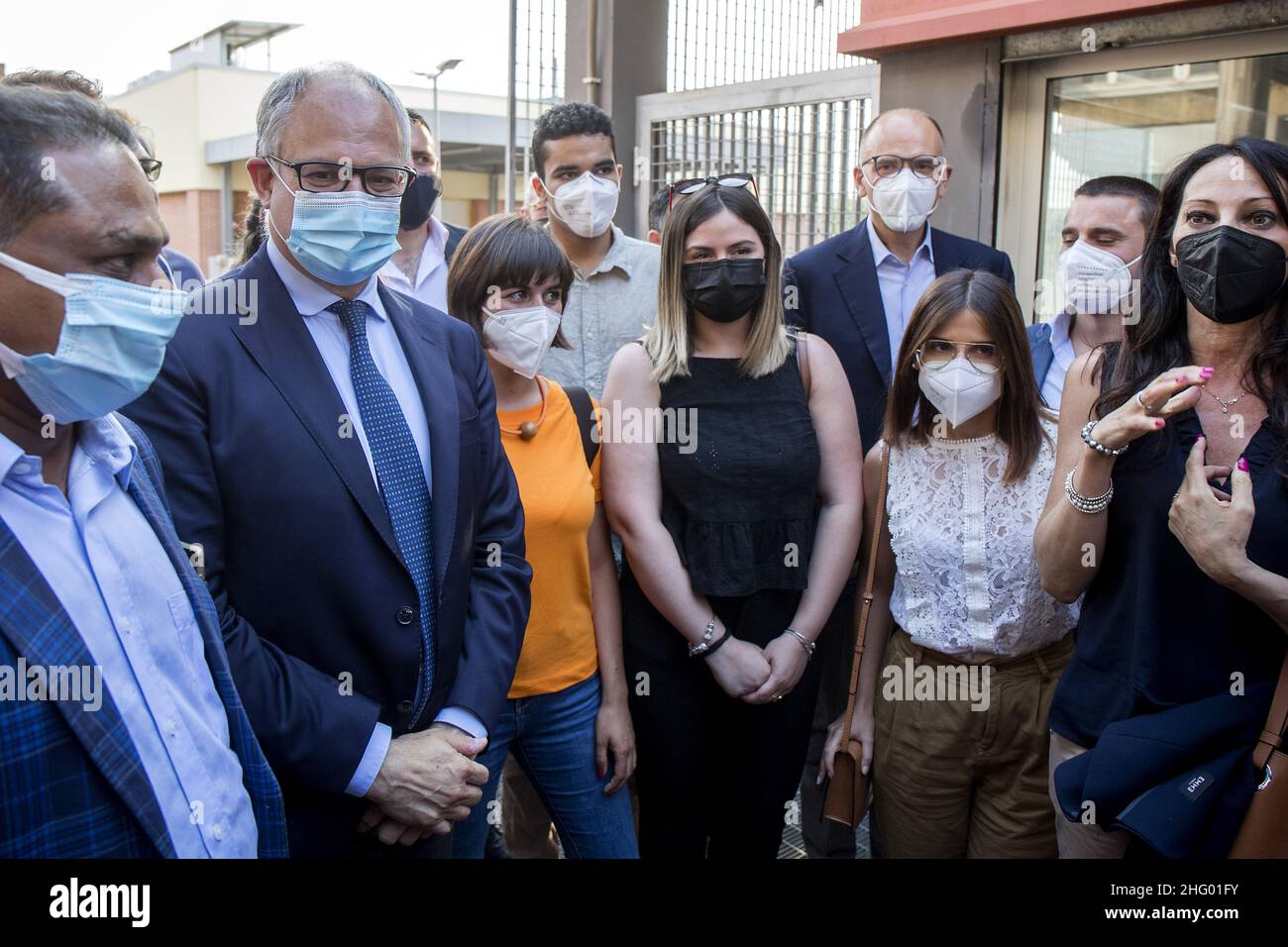 Roberto Monaldo / LaPresse 14-06-2021 Roma (Italia) il segretario del Partito democratico Enrico letta e il candidato del sindaco di Roma Roberto Gualtieri visitano il teatro Tor Bella Monaca nella foto Roberto Gualtieri, Enrico letta Foto Stock