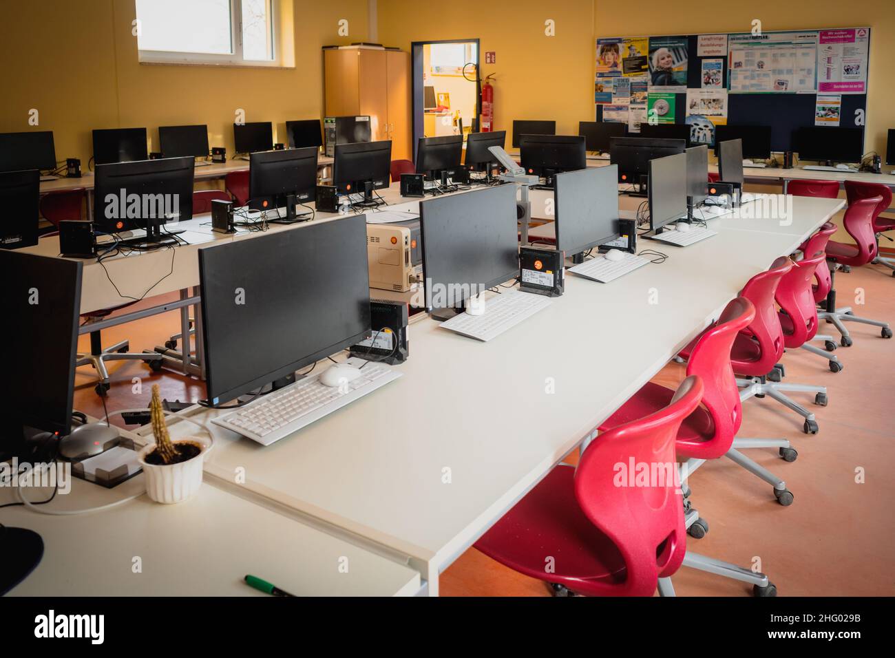 molti computer sono nel cabinet di una scuola Foto Stock