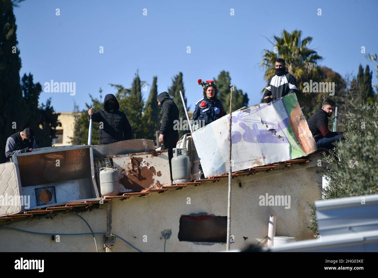 La polizia israeliana distrusse il vivaio della famiglia Sahlhiya e sfrattò il contenuto della loro casa a Sheikh Jarrah. Il terreno espropriato dal comune di Gerusalemme è designato, secondo il comune, per la costruzione di strutture educative per il quartiere. La famiglia era salita sul tetto con bombole di carburante e gas - minacciando di bruciarsi nel caso in cui i residenti sarebbero stati sfrattati con la forza. 17th Jan 2022.(Matan Golan/Alamy Live News) Foto Stock