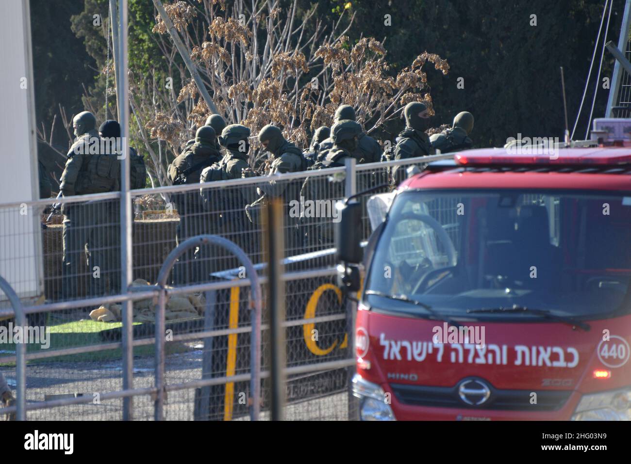 La polizia israeliana distrusse il vivaio della famiglia Sahlhiya e sfrattò il contenuto della loro casa a Sheikh Jarrah. Il terreno espropriato dal comune di Gerusalemme è designato, secondo il comune, per la costruzione di strutture educative per il quartiere. La famiglia era salita sul tetto con bombole di carburante e gas - minacciando di bruciarsi nel caso in cui i residenti sarebbero stati sfrattati con la forza. 17th Jan 2022.(Matan Golan/Alamy Live News) Foto Stock