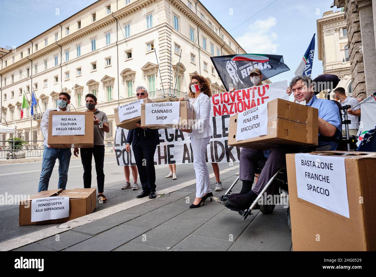 Mauro Scrobogna /LaPresse 25 giugno 2021&#xa0; Roma, Italia Politica Fratelli d&#x2019;Italia FDI - anti-drug flash mob nella foto: Il vice Maria Teresa Bellucci FDI durante l'iniziativa sotto la sede del ministro delegato alle politiche sulle droghe per presentare le proposte del partito sulla lotta contro la droga Foto Stock