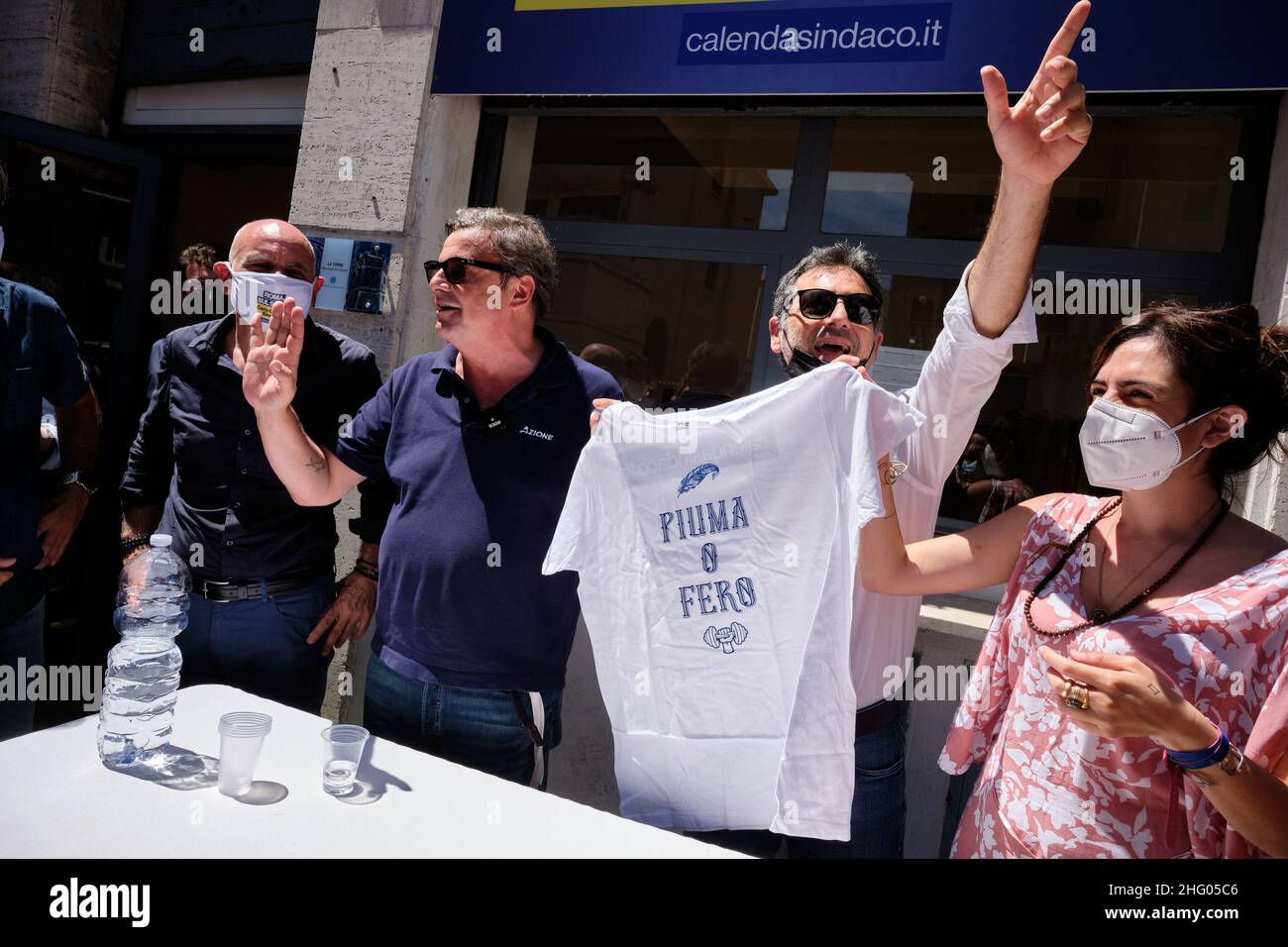 Mauro Scrobogna /LaPresse 26 giugno 2021 Roma, Italia Politica elezioni comunali Roma - Calenda campagna elettorale nella foto: Il candidato al sindaco di Roma Carlo Calenda inaugura il comitato elettorale di Ostia con il sostegno del sindaco di Cinisi (Pa) Giangiacomo Palozzolo Foto Stock